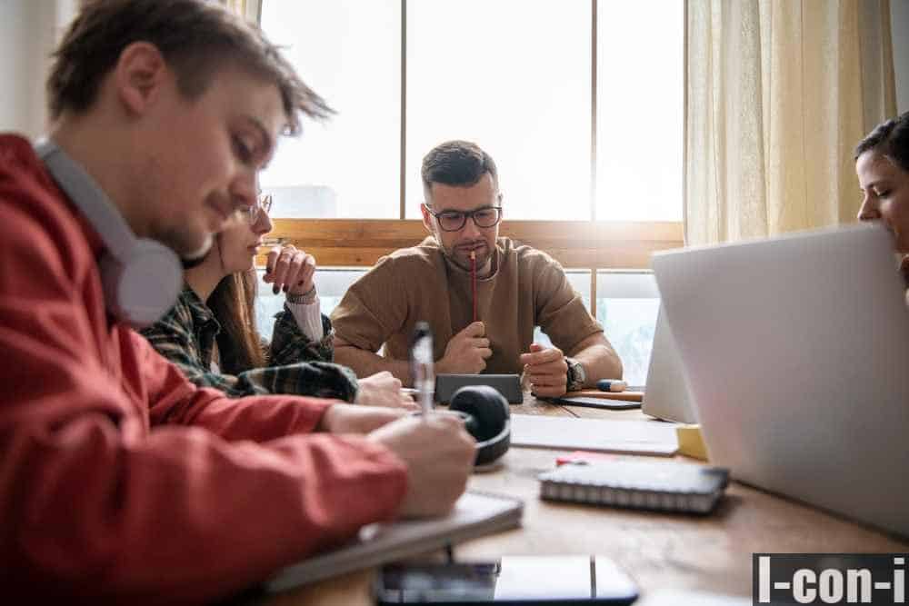 Alumnos estudiando