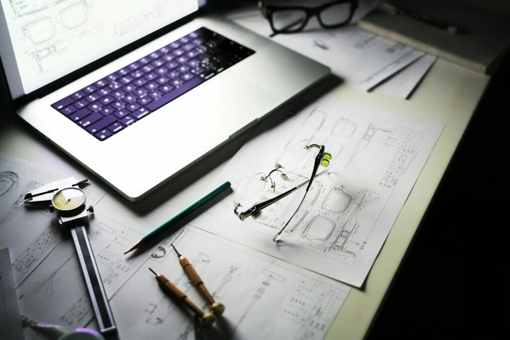Mesa de trabajo creativa con bocetos